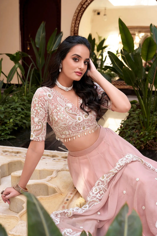 Weone – Pastellrosa Lehenga-Choli-Set aus Seide mit Perlen-, Pailletten- und Fadenstickerei