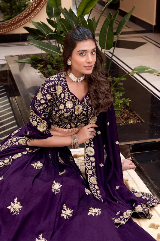 Lilafarbenes Vichitra-Seiden-Lehenga-Choli-Set mit Perlen-, Pailletten- und Fadenstickerei