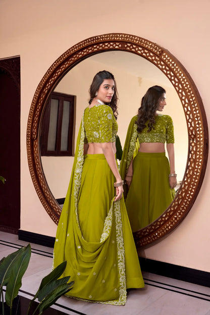 Ensemble Lehenga Choli en Georgette vert vif perroquet, orné de perles, sequins et broderies raffinées COLLECTION JASMEEN