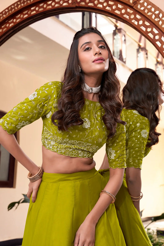 Hellgrünes Georgette-Lehenga-Choli-Set mit Papagei, verziert mit Perlen, Pailletten und raffinierter Stickerei