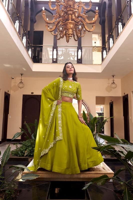 Ensemble Lehenga Choli en Georgette vert vif perroquet, orné de perles, sequins et broderies raffinées COLLECTION JASMEEN
