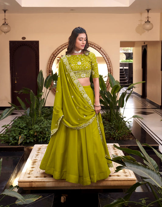 Hellgrünes Georgette-Lehenga-Choli-Set mit Papagei, verziert mit Perlen, Pailletten und raffinierter Stickerei