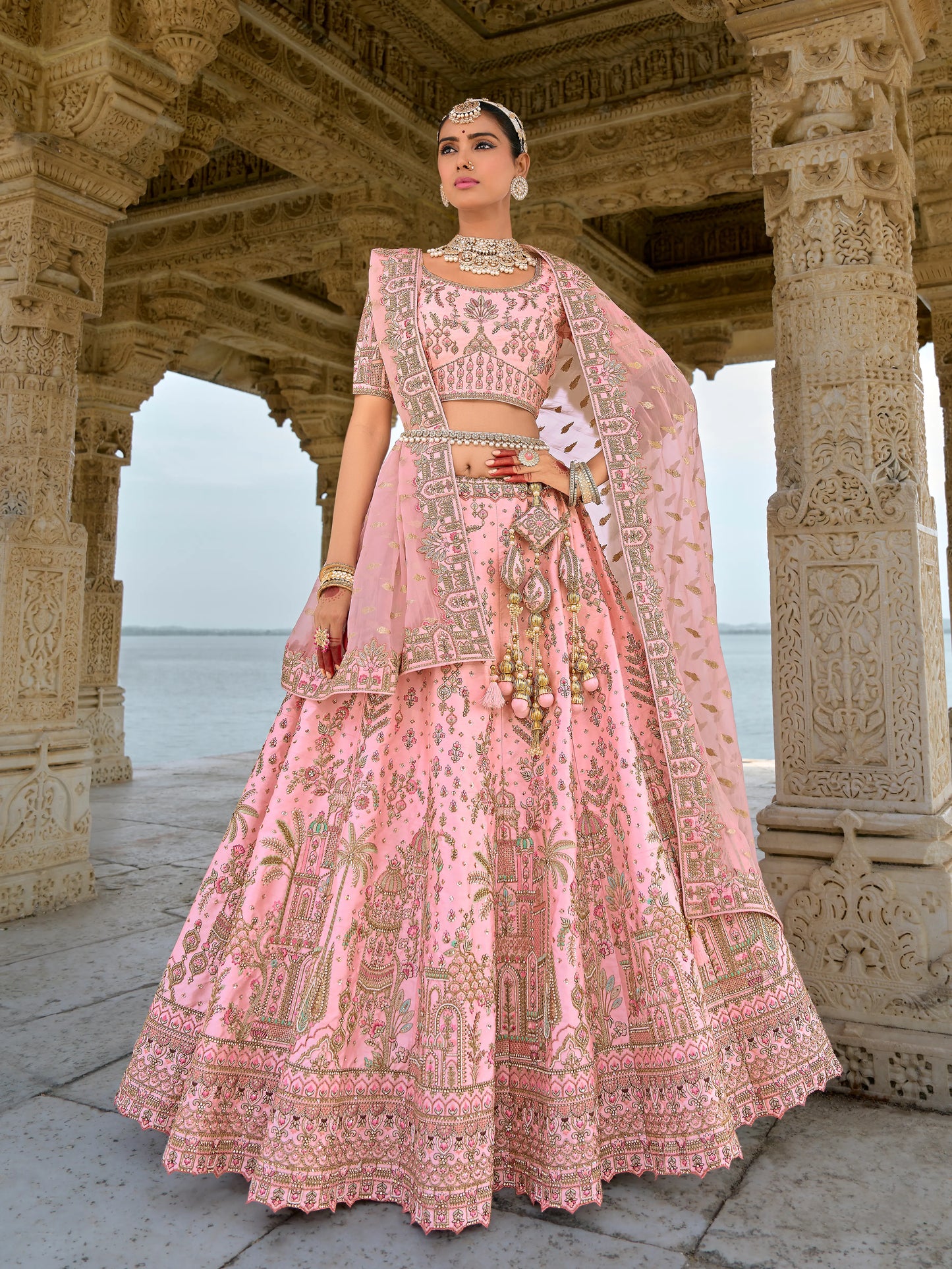 Eleganter rosa-grauer Braut-Lehenga mit Zarkan-Stickerei und Pailletten