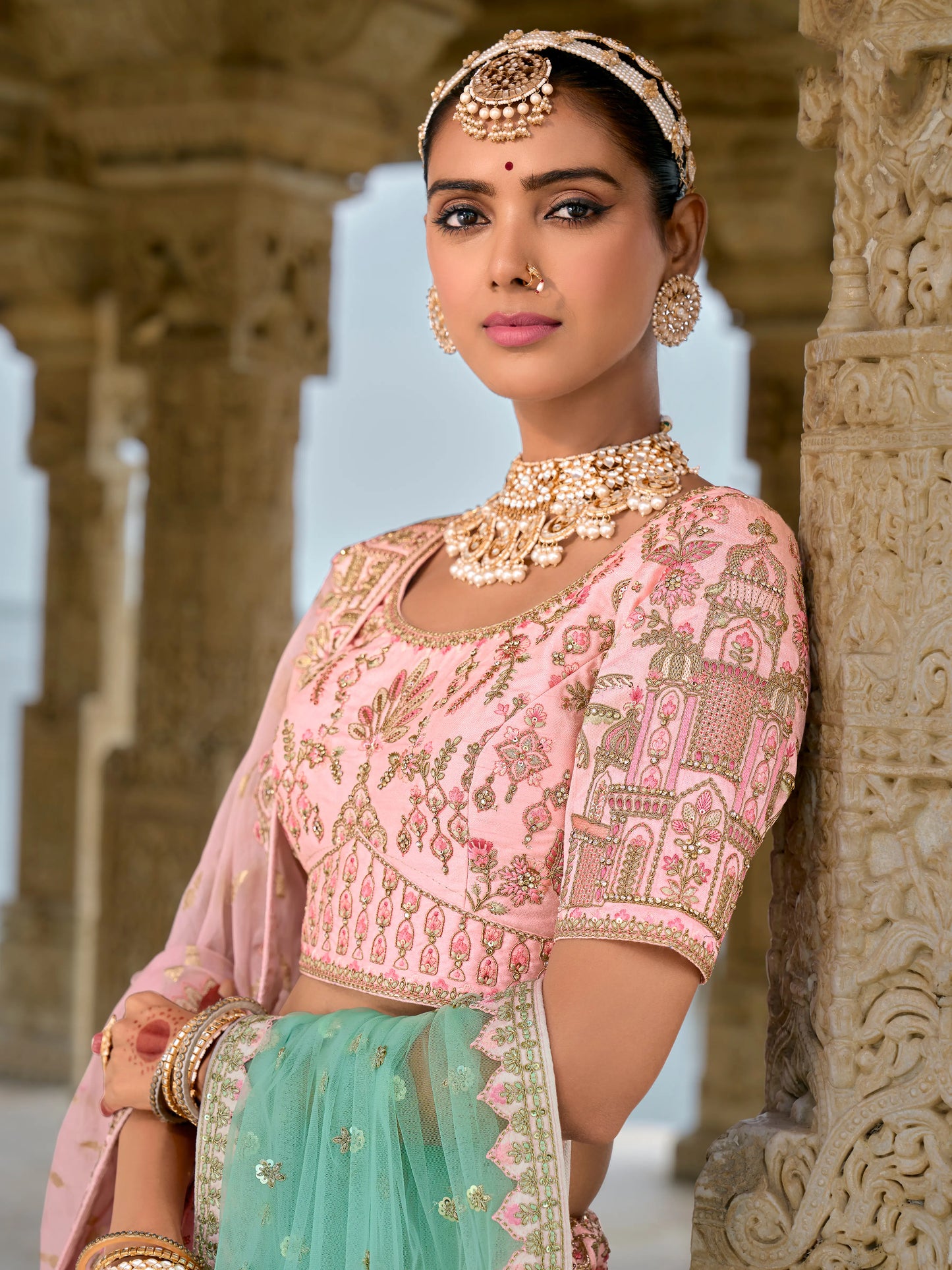 Eleganter rosa-grauer Braut-Lehenga mit Zarkan-Stickerei und Pailletten