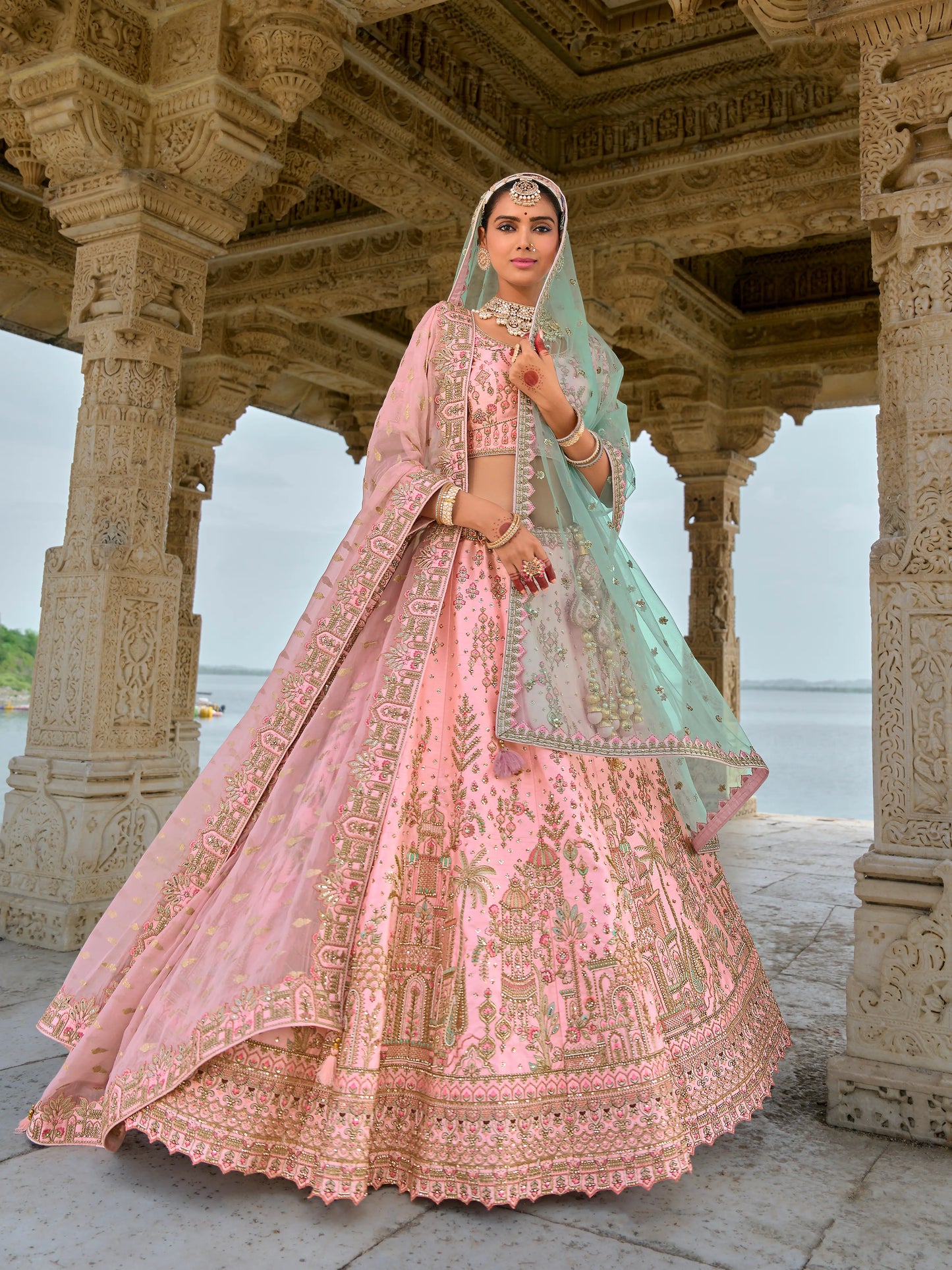 Eleganter rosa-grauer Braut-Lehenga mit Zarkan-Stickerei und Pailletten