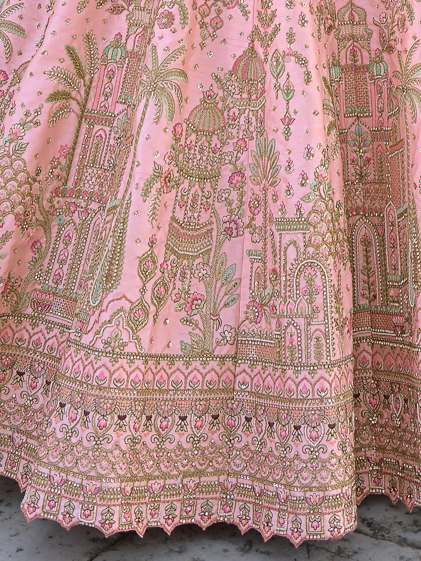 Eleganter rosa-grauer Braut-Lehenga mit Zarkan-Stickerei und Pailletten