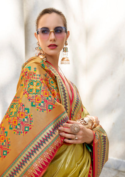 Sari en soie raffiné ethnique à bordure contrastée jaune vif rouge multicolore Tradition COLLECTION RADHIKA