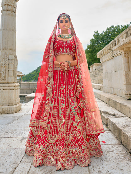 Lehenga de mariée en soie et broderies khatli rouge vif traditionnel avec double dupatta rouge