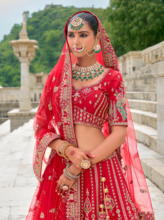 Eleganter rosa-grauer Braut-Lehenga mit Zarkan-Stickerei und Pailletten