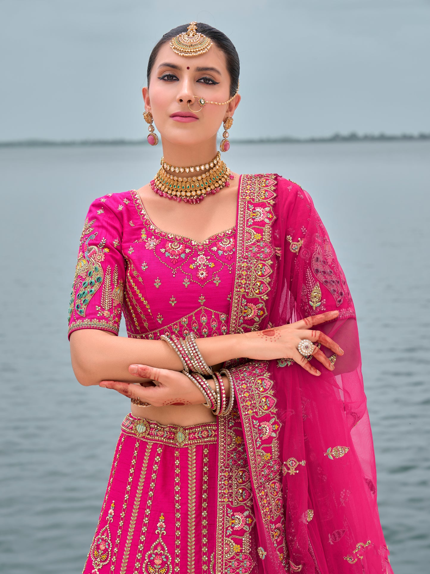 Eleganter rosa-grauer Braut-Lehenga mit Zarkan-Stickerei und Pailletten