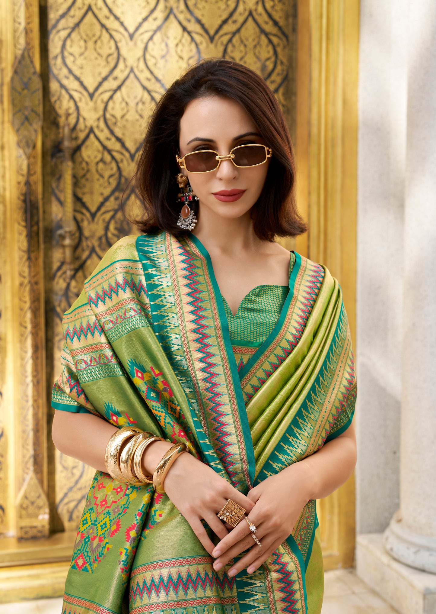 Sari en soie raffiné ethnique à bordure contrastée vert bleu multicolore Tradition COLLECTION RADHIKA