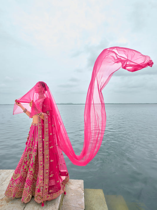 Lehenga de mariée en soie et broderies khatli rose fushcia vif traditionnel avec double dupatta rose