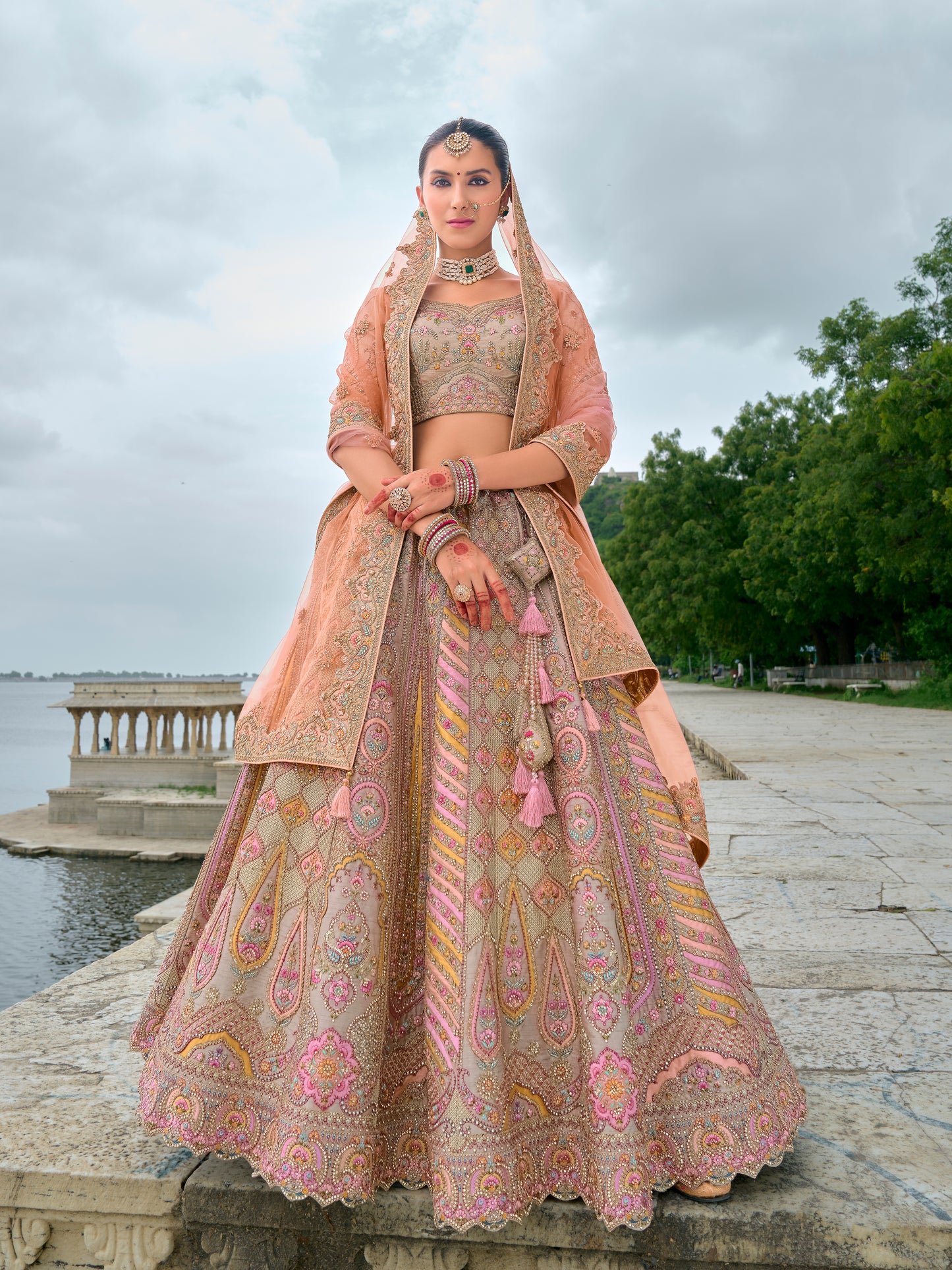 Eleganter rosa-grauer Braut-Lehenga mit Zarkan-Stickerei und Pailletten