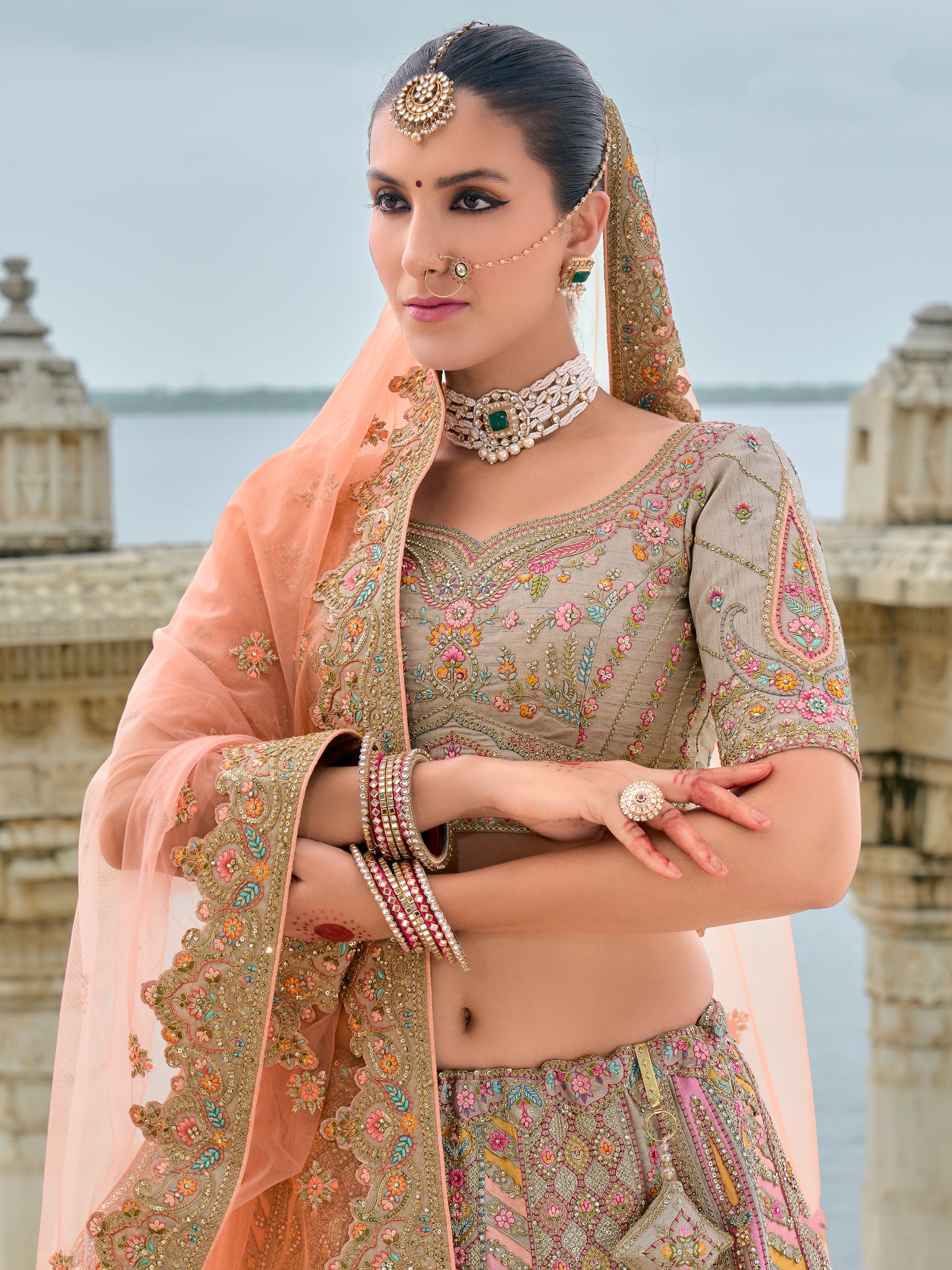 Eleganter rosa-grauer Braut-Lehenga mit Zarkan-Stickerei und Pailletten