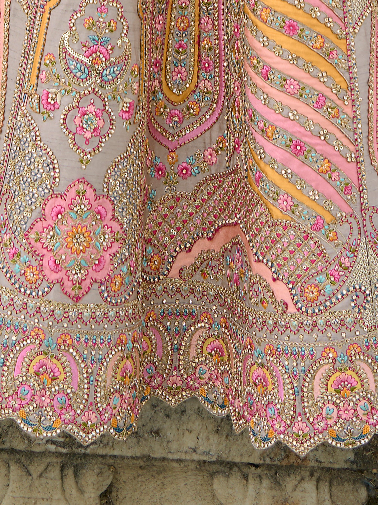 Eleganter rosa-grauer Braut-Lehenga mit Zarkan-Stickerei und Pailletten