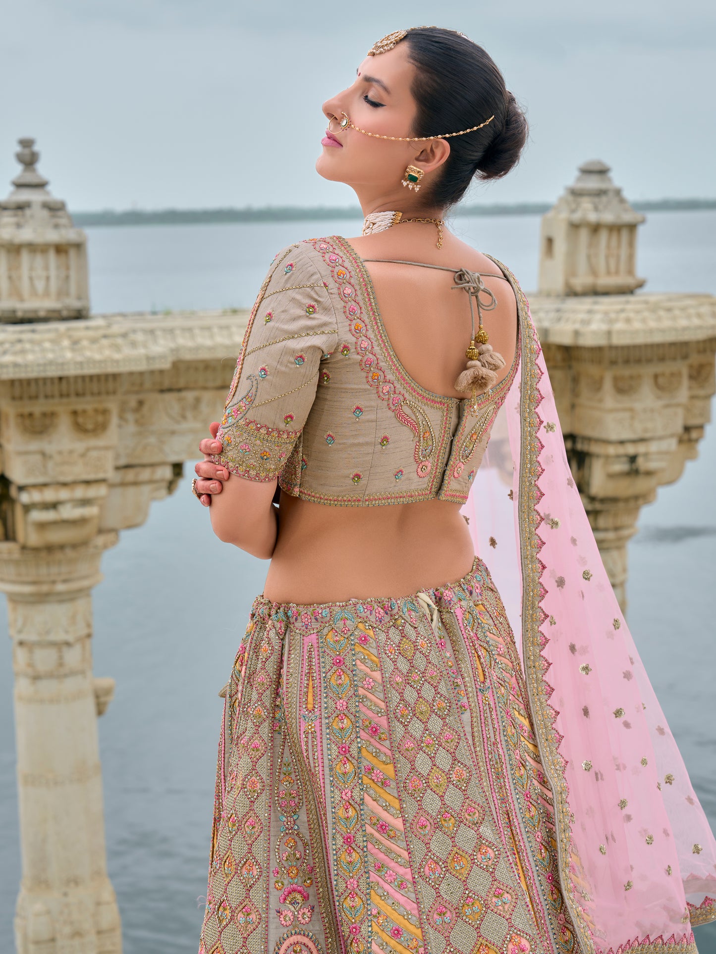 Eleganter rosa-grauer Braut-Lehenga mit Zarkan-Stickerei und Pailletten
