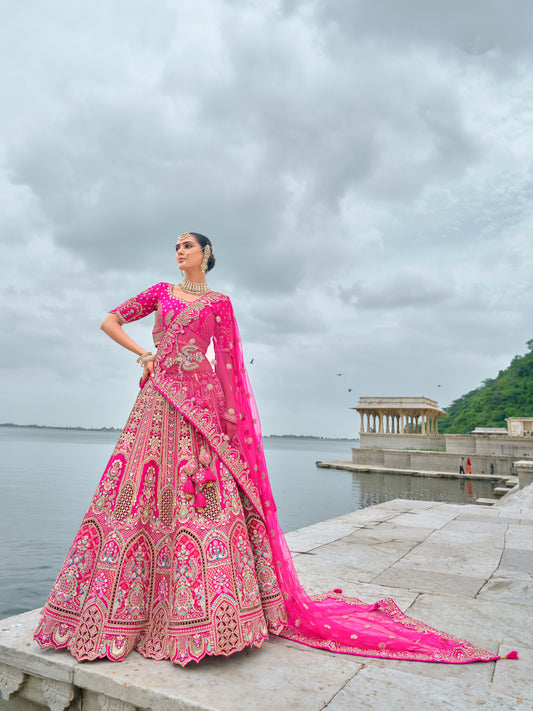 Eleganter rosa-grauer Braut-Lehenga mit Zarkan-Stickerei und Pailletten