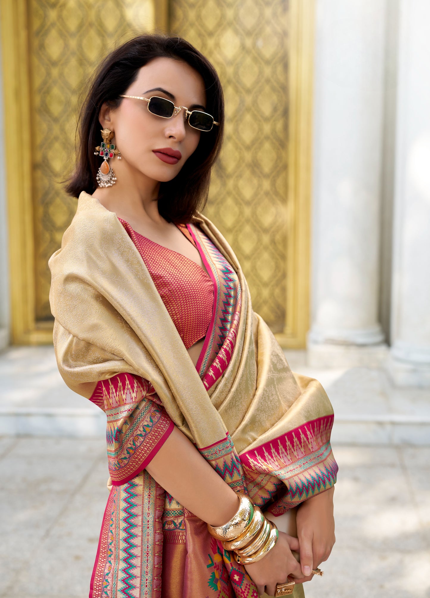 Sari en soie raffiné ethnique à bordure contrastée rose beige multicolore Tradition COLLECTION RADHIKA