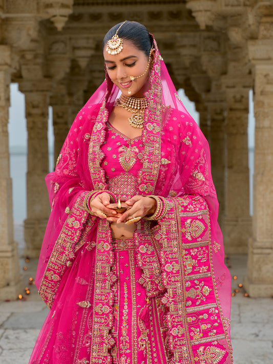 Eleganter rosa-grauer Braut-Lehenga mit Zarkan-Stickerei und Pailletten