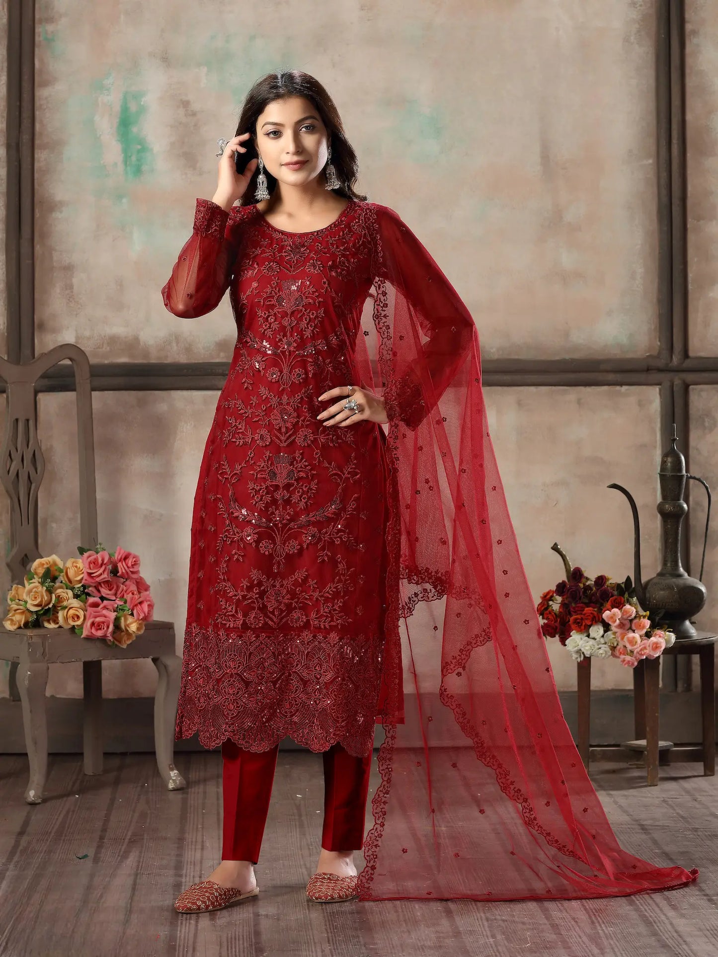 Ensemble Salwar Rouge en Filet avec Broderie au Fil et Sequins
