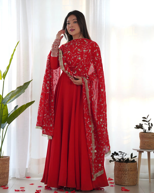 Romantisches rotes Maxi-Anarkali-Kleid-Set mit Stickerei