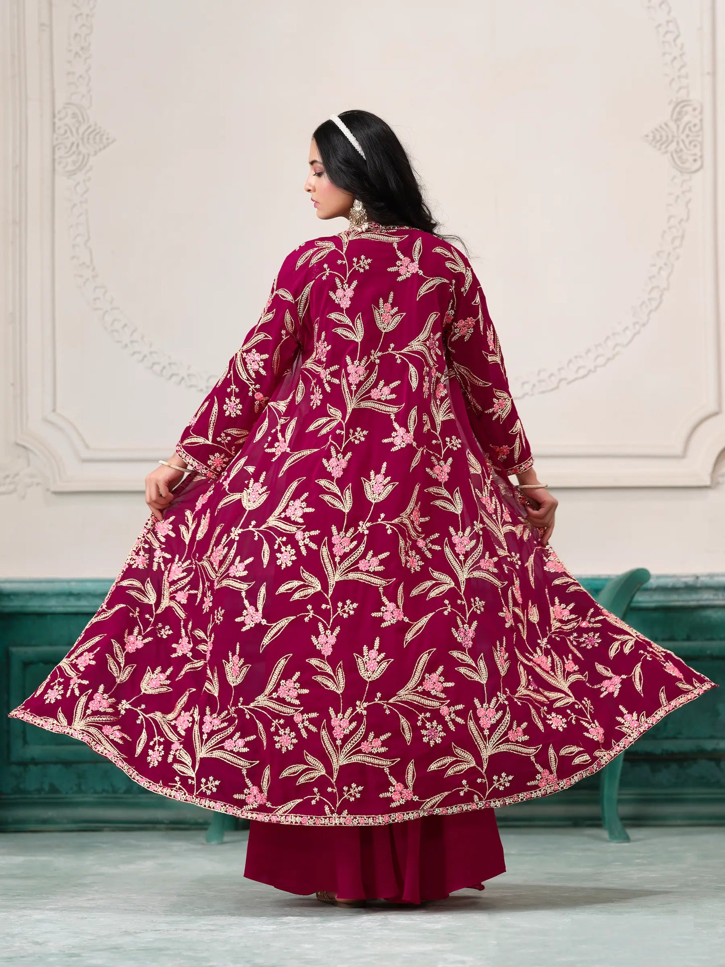 Dunkelrosa indo-westliches Georgette-Ensemble mit Fadenstickerei und Pailletten 
