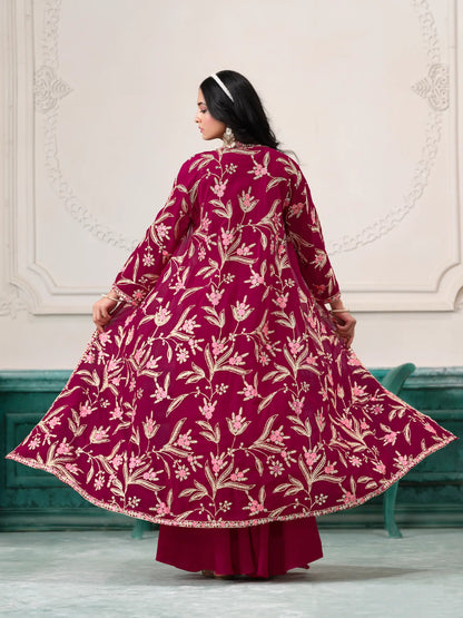 Dunkelrosa indo-westliches Georgette-Ensemble mit Fadenstickerei und Pailletten 
