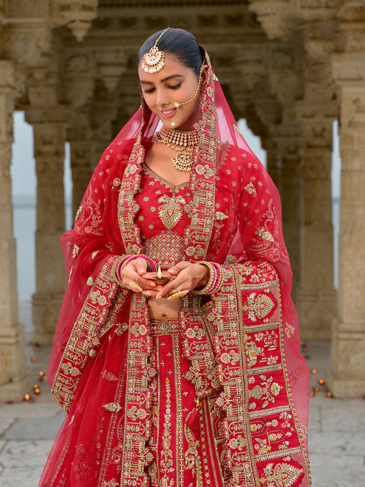 Eleganter rosa-grauer Braut-Lehenga mit Zarkan-Stickerei und Pailletten