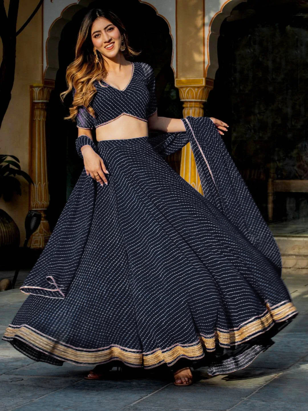 Lehenga noir en georgette avec imprimé Leheriya, orné de broderies zari et de finitions en dentelle cording