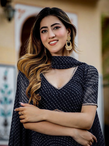 Lehenga noir en georgette avec imprimé Leheriya, orné de broderies zari et de finitions en dentelle cording