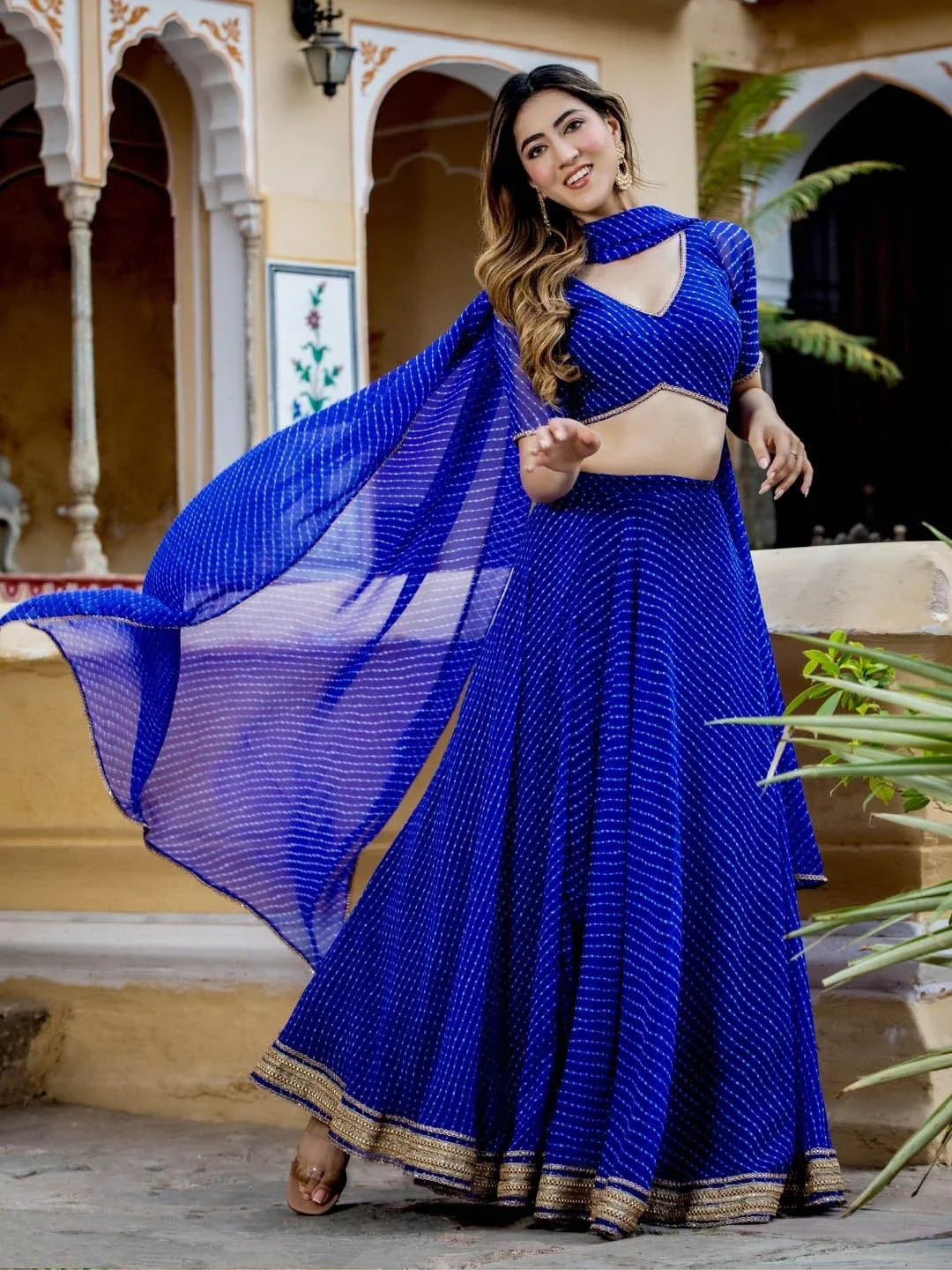 Lehenga Choli Bleu Royal en Georgette avec Imprimé Leheriya, Broderies Zari et Dentelle Cording