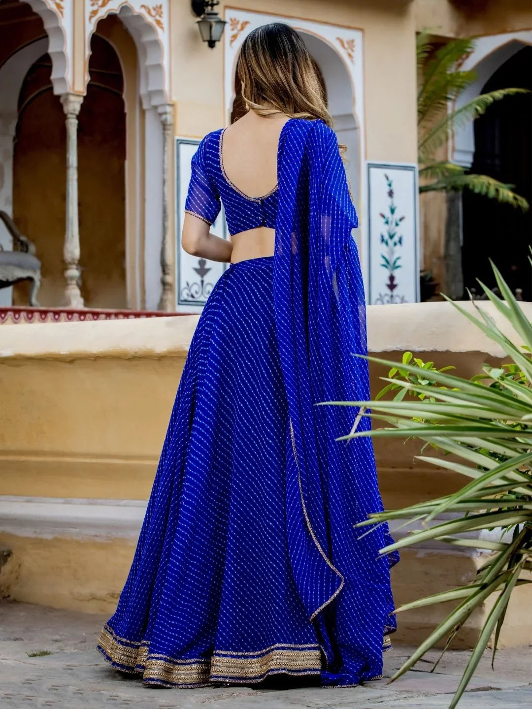 Lehenga Choli Bleu Royal en Georgette avec Imprimé Leheriya, Broderies Zari et Dentelle Cording