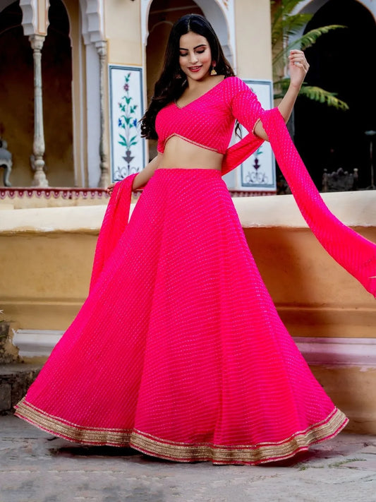 Lehenga Choli Rose Vif en Georgette avec Imprimé Leheriya, Broderies Zari et Dentelle Cording
