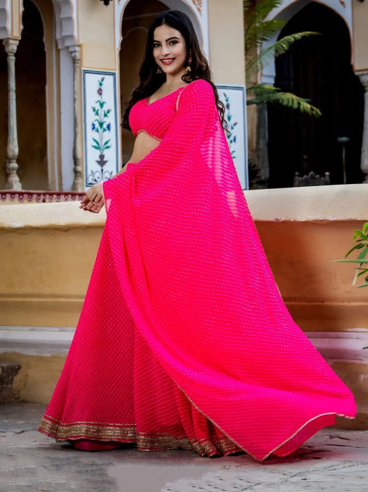Lehenga Choli Rose Vif en Georgette avec Imprimé Leheriya, Broderies Zari et Dentelle Cording