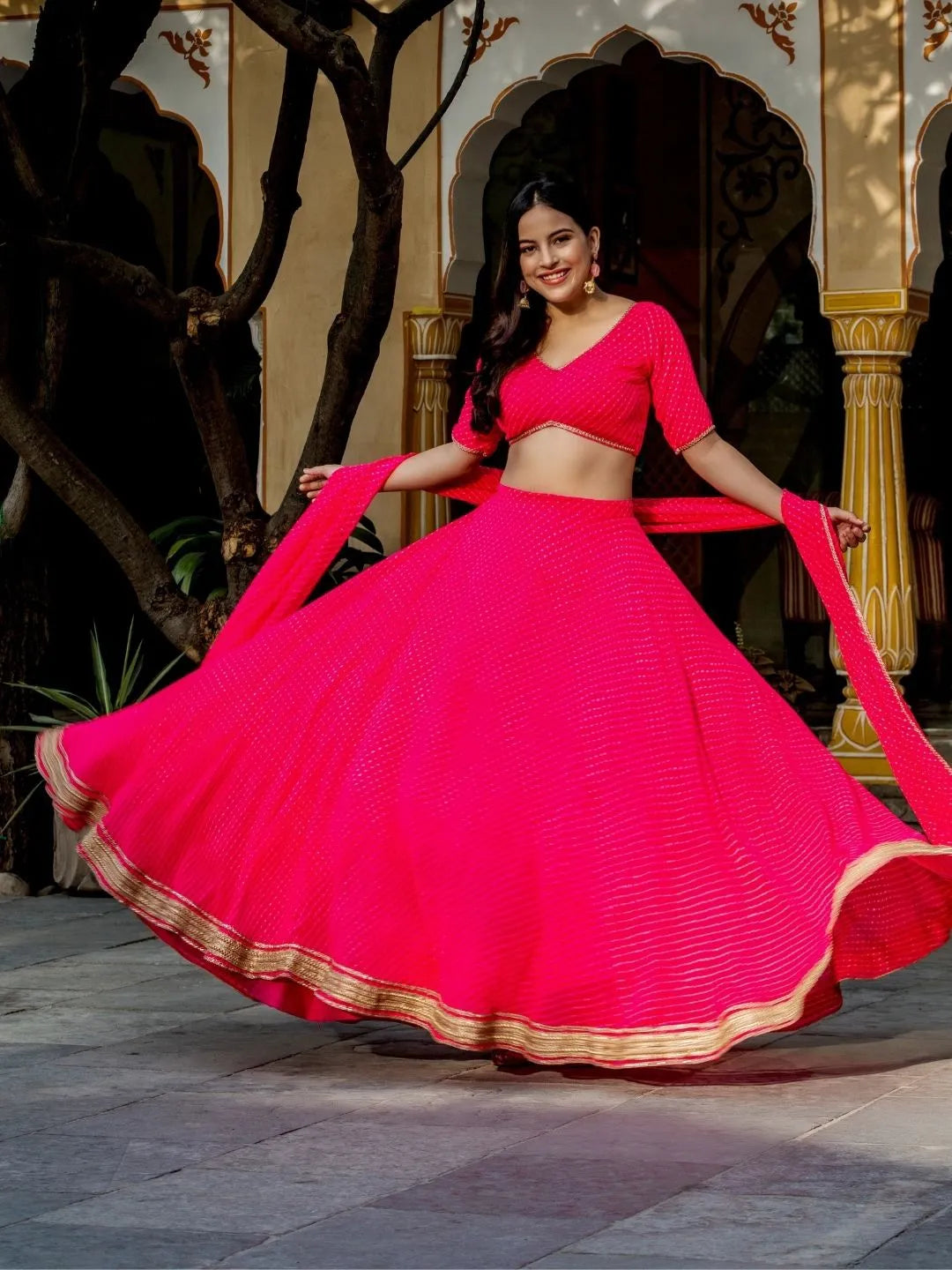 Lehenga Choli Rose Vif en Georgette avec Imprimé Leheriya, Broderies Zari et Dentelle Cording