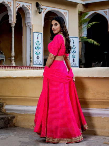 Lehenga Choli Rose Vif en Georgette avec Imprimé Leheriya, Broderies Zari et Dentelle Cording