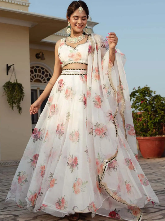 Lehenga en organza blanc avec impression numérique florale et travail de broderie
