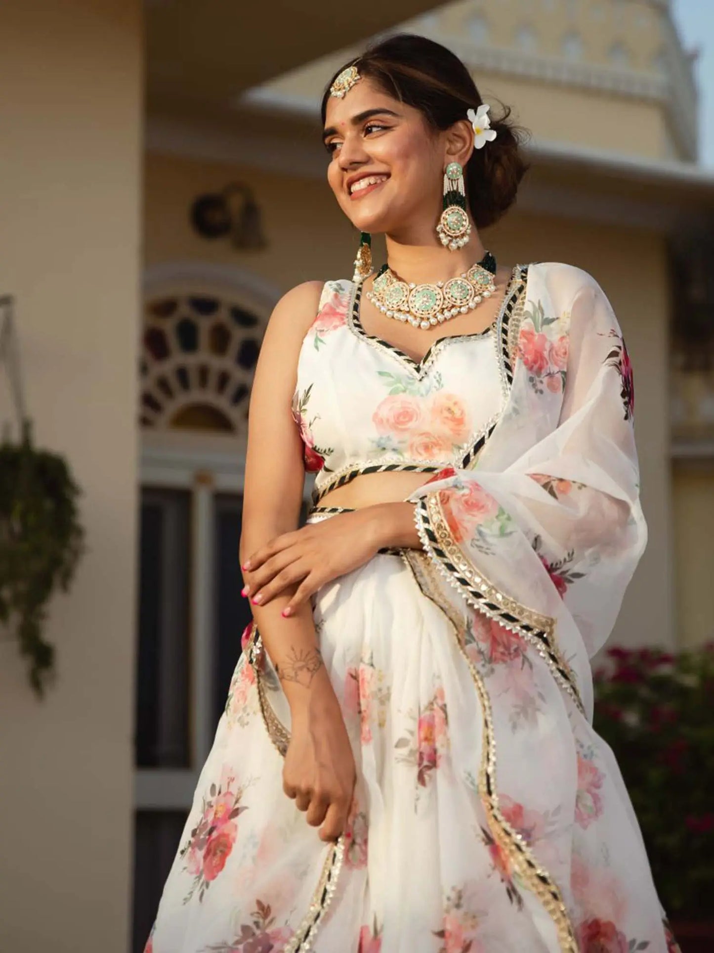 Lehenga en organza blanc avec impression numérique florale et travail de broderie