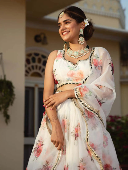 Lehenga en organza blanc avec impression numérique florale et travail de broderie