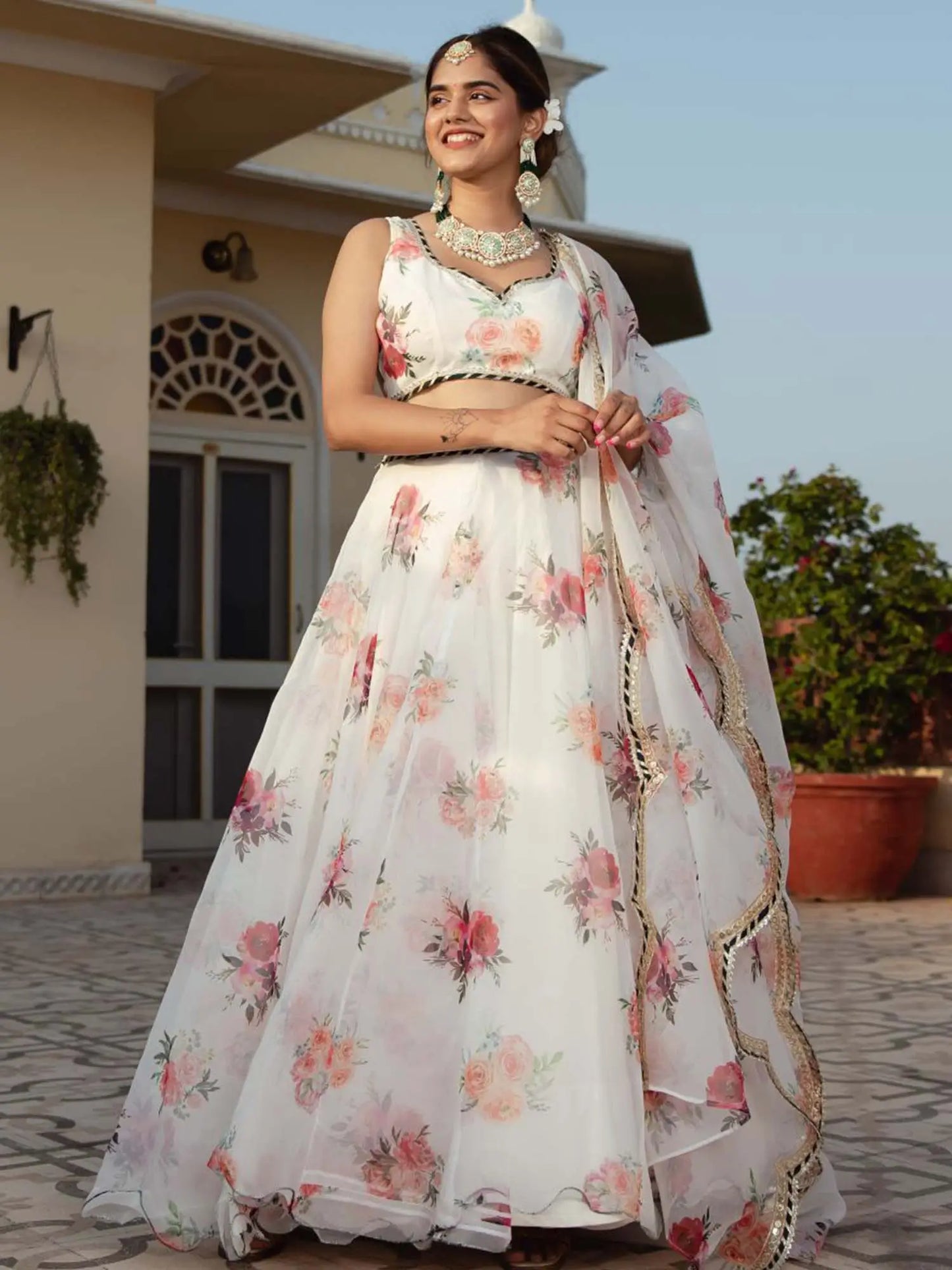Lehenga en organza blanc avec impression numérique florale et travail de broderie