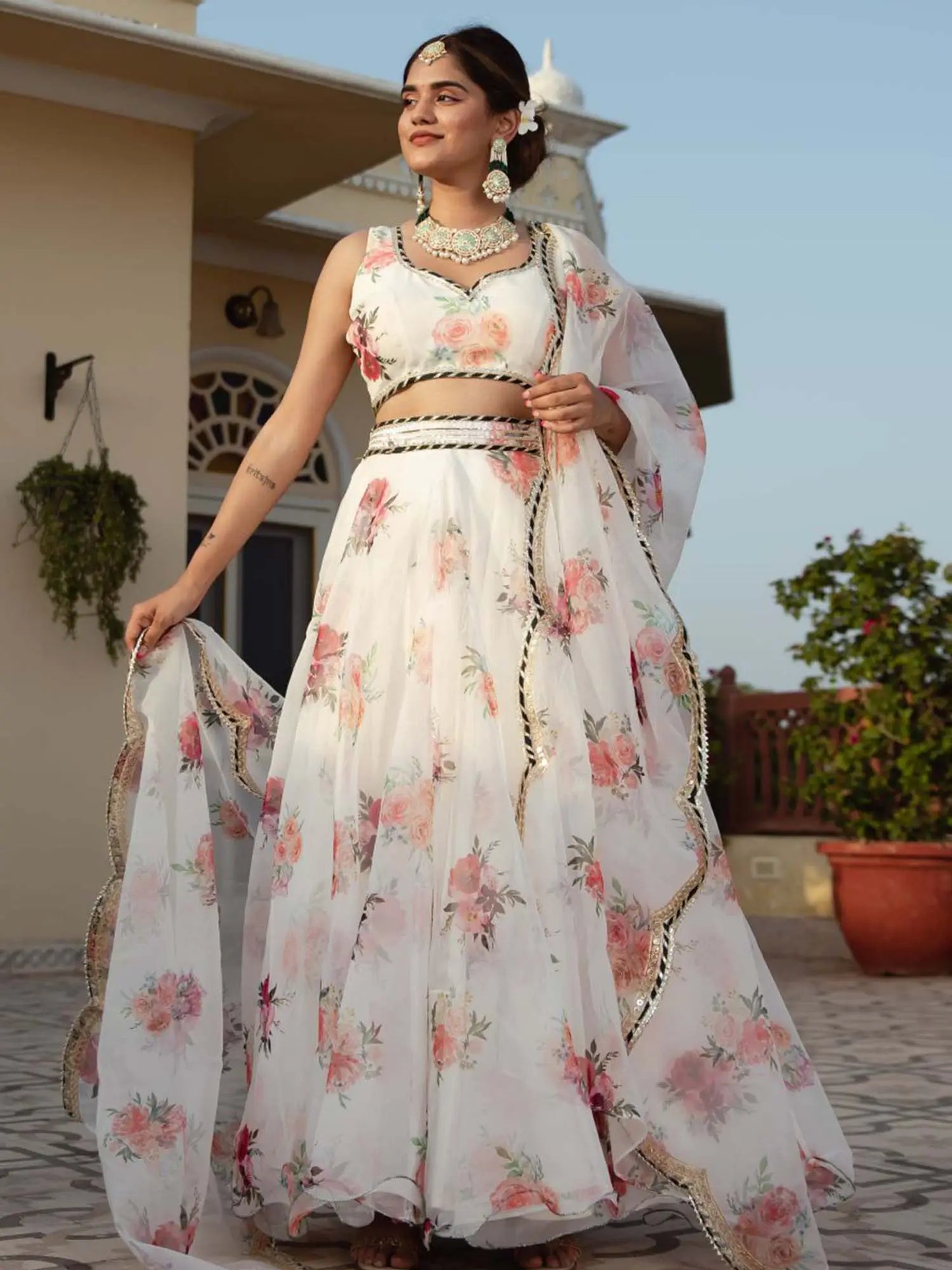 Lehenga en organza blanc avec impression numérique florale et travail de broderie