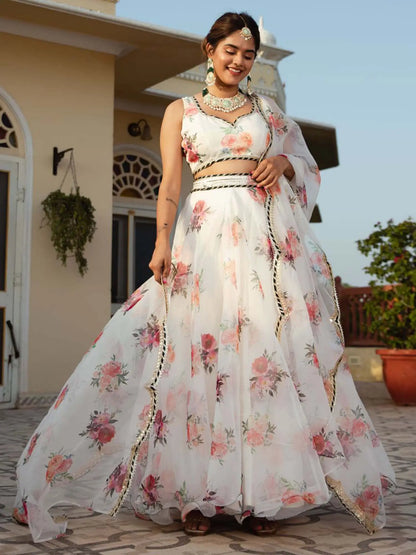 Lehenga en organza blanc avec impression numérique florale et travail de broderie