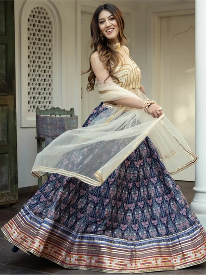 Lehenga en soie bleue et crème avec imprimé numérique et travail Gota Patti tendance