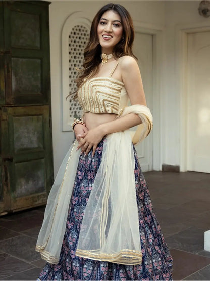 Lehenga en soie bleue et crème avec imprimé numérique et travail Gota Patti tendance