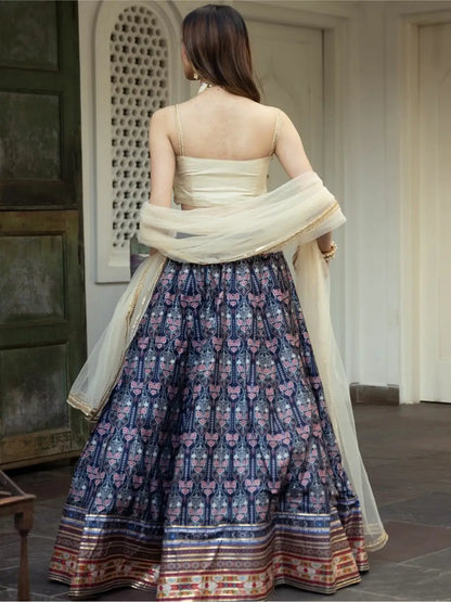 Lehenga en soie bleue et crème avec imprimé numérique et travail Gota Patti tendance