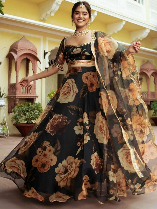 Lehenga en organza noir avec imprimé floral et travail de Gota Patti
