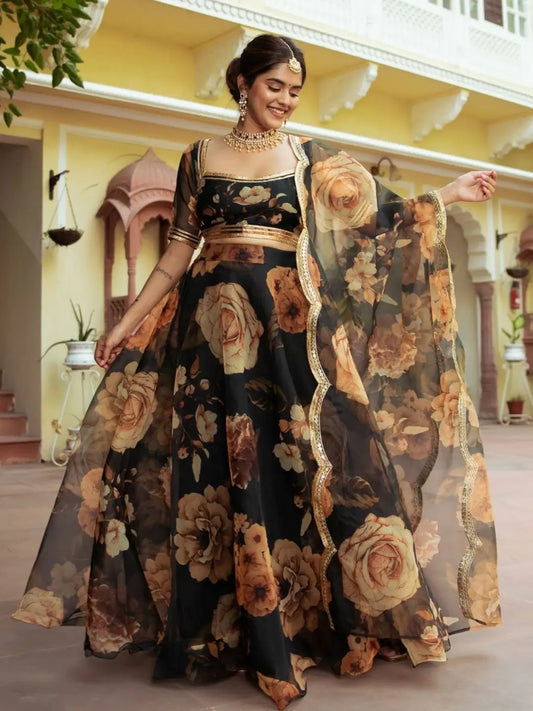Lehenga en organza noir avec imprimé floral et travail de Gota Patti