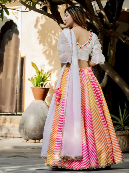 Lehenga Organza blanc rose et jaune multicolore avec impression numérique et blouse avec perles et travail de miroir authentique