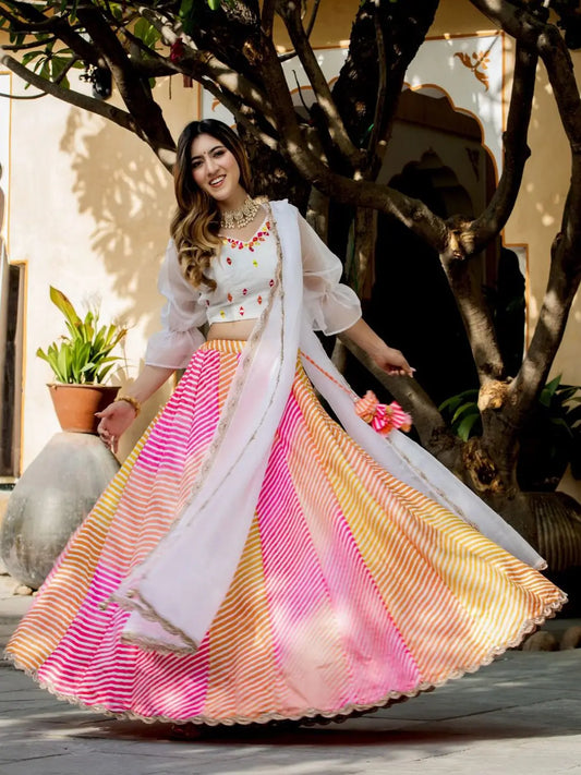 Lehenga Organza blanc rose et jaune multicolore avec impression numérique et blouse avec perles et travail de miroir authentique