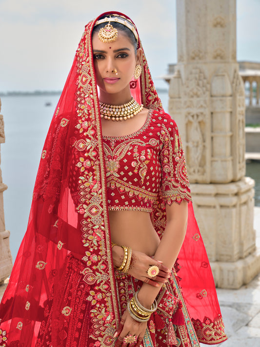 Eleganter rosa-grauer Braut-Lehenga mit Zarkan-Stickerei und Pailletten